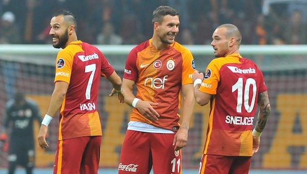 Derbide Podolski ve Sneijder sahada!