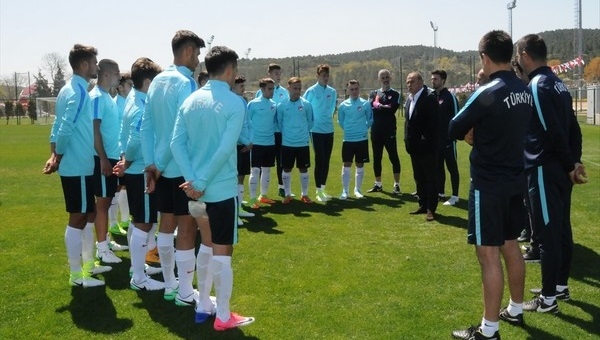 Fatih Terim, genç millilerle buluştu