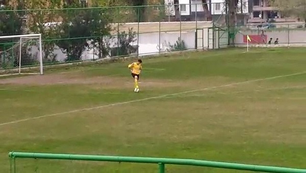 Futbol sahalarında görülmemiş olay! Top 15 dakika kalecide kaldı