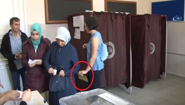 Hülya Avşar'ın kızı Zehra Çilingiroğlu'nun Referandum'da başına gelen ilginç olay!