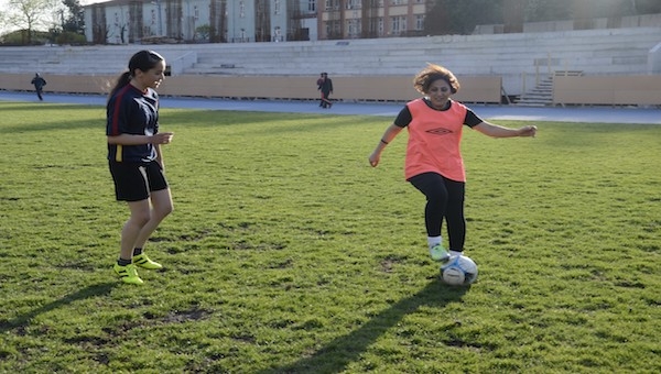 İranlı kadın hemşire, futbol yeteneğiyle göz dolduruyor