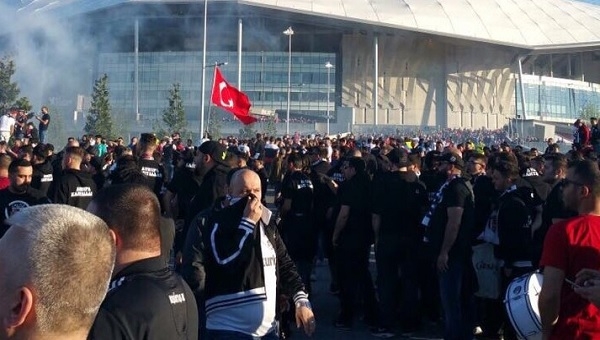 Lyon - Beşiktaş maçı öncesi olay! Biber gazlı müdahale...