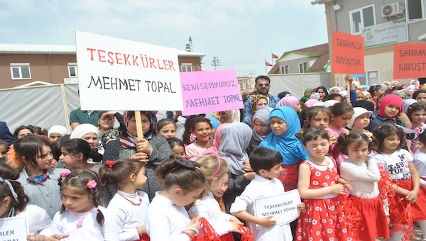 Mehmet Topal, Suriyeli yetim çocukları sevindirdi