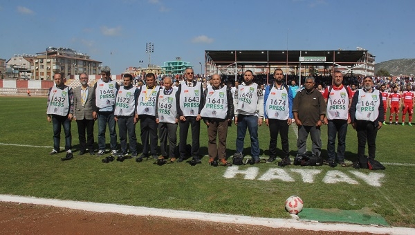 Muhabirlere saldıran Başakşehirli futbolculara Hatay'da protesto (İZLE)