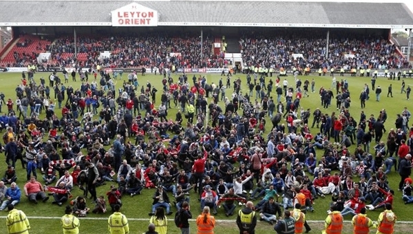 Ömer Rıza yönetimindeki Leyton Orient'in taraftarları sahaya indi