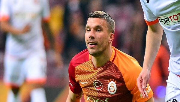 Podolski'den Adanaspor maçında hakeme tepki
