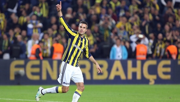 Robin van Persie'nin Medipol Başakşehir'e attığı gol (İZLE)