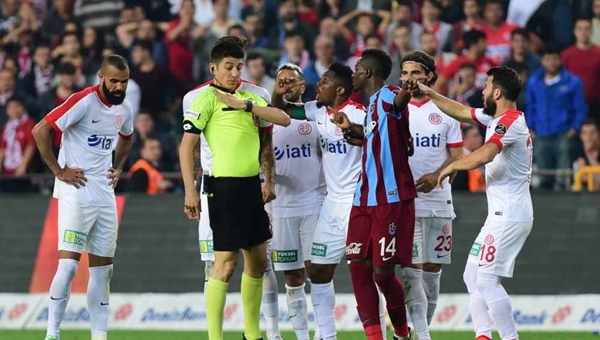 Trabzonspor maçı hakemi Yaşar Kemal Uğurlu'ya tepki - Antalyaspor Haberleri