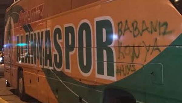 Alanyaspor otobüsüne Konya'da taşlı saldırı