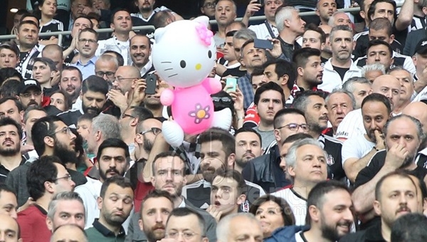 Beşiktaş'tan Fenerbahçe'ye Hello Kitty göndermesi