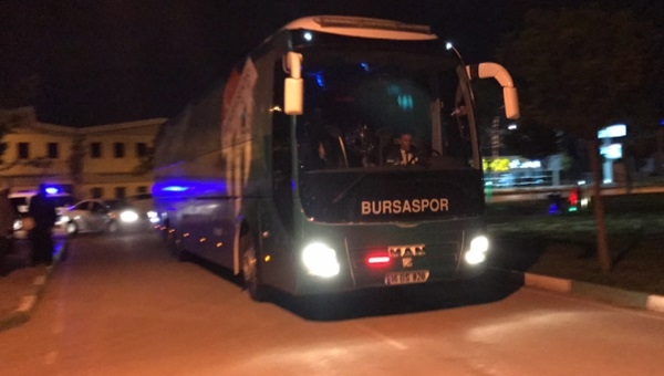 Bursaspor taraftarları takım otobüsünü taşladı