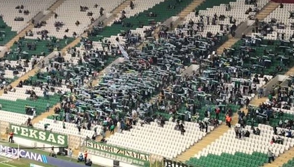 Bursaspor taraftarlarından Galatasaray'a FETÖ göndermesi