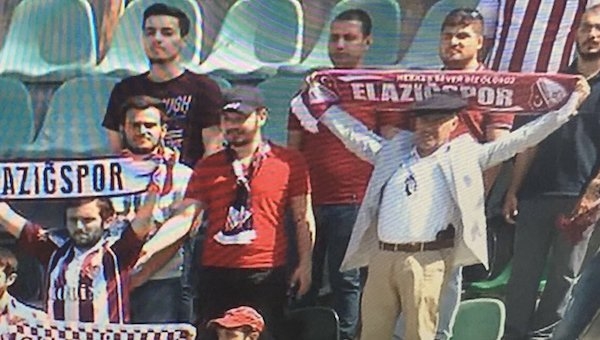 Denizlispor-Elazığspor maçına silahla girdi
