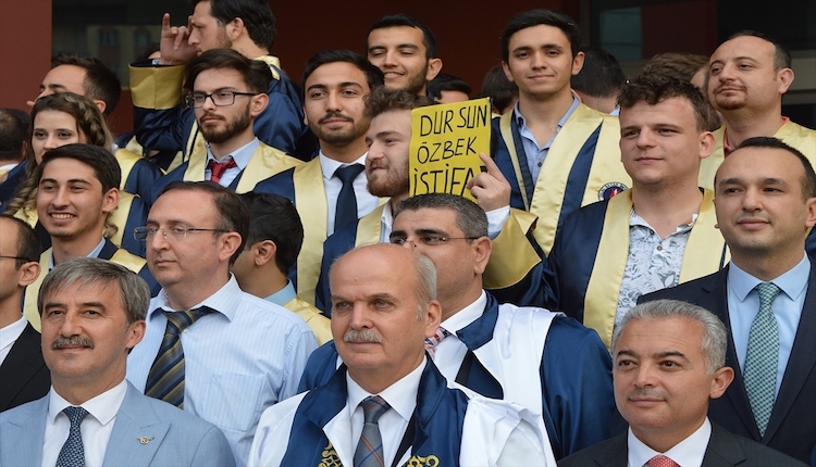 Mezuniyet töreninde ''Dursun Özbek istifa'' mesajı