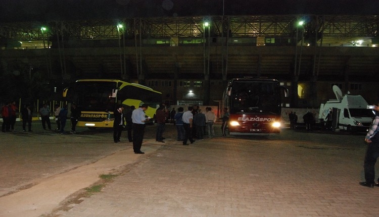 Şanlıurfalı futbolcular yoğun güvenlik önlemleri arasında stattan ayrıldı!