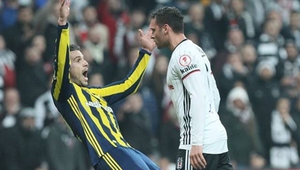 Tosic derbide yok, Van Persie sahada