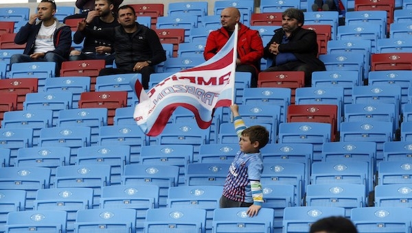  ​​​​​​​Trabzonspor taraftarı tek başına bayrak salladı