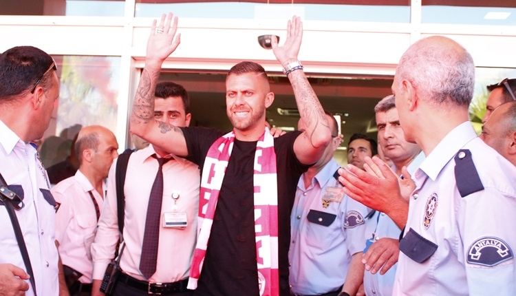 Antalyaspor'un transferi Jeremy Menez'e coşkulu karşılama