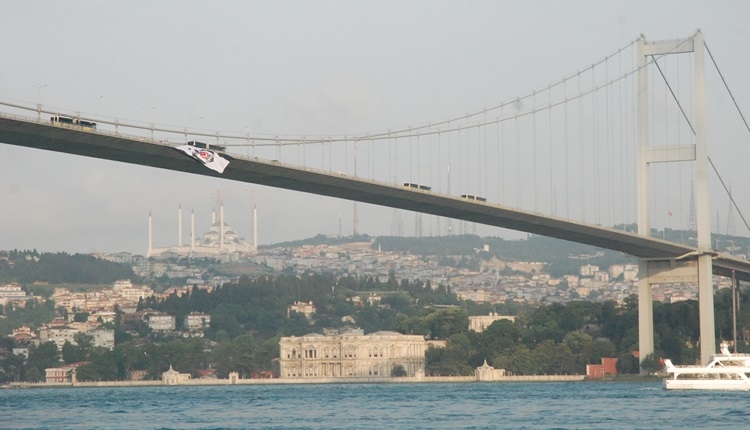 Beşiktaş'ın bayrağı köprüye asıldı
