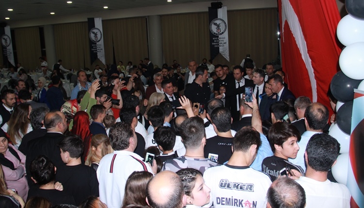 Beşiktaşlı taraftarlardan şampiyonluk kupası izdihamı 