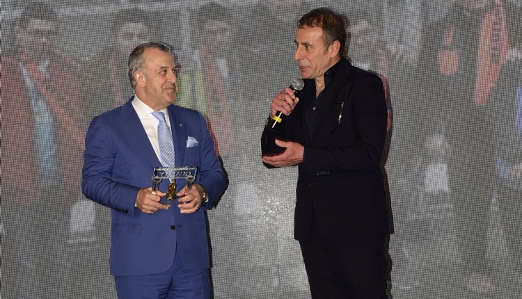 Beşiktaşlı yöneticiden Abdullah Avcı'ya ödül