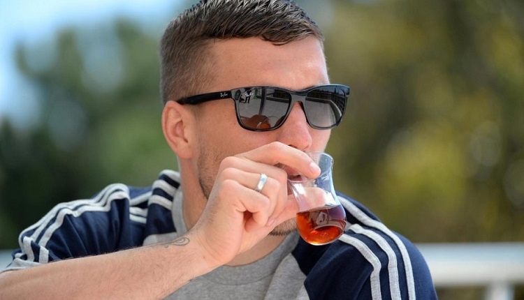 Galatasaray'dan ayrılan Podolski'den giderayak Volkan Demirel'e gönderme