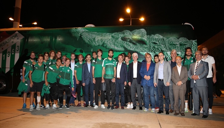 Süper Lig'de kalan Bursaspor şehre döndü