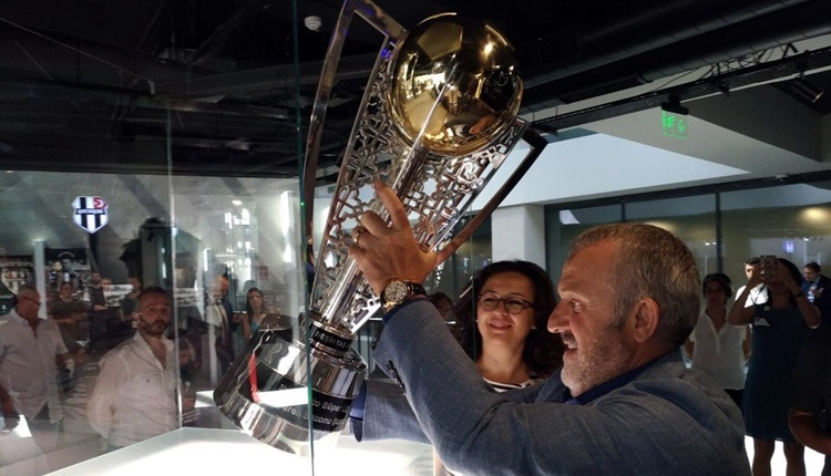 Beşiktaş'ın şampiyonluk kupası müzeye ulaştı