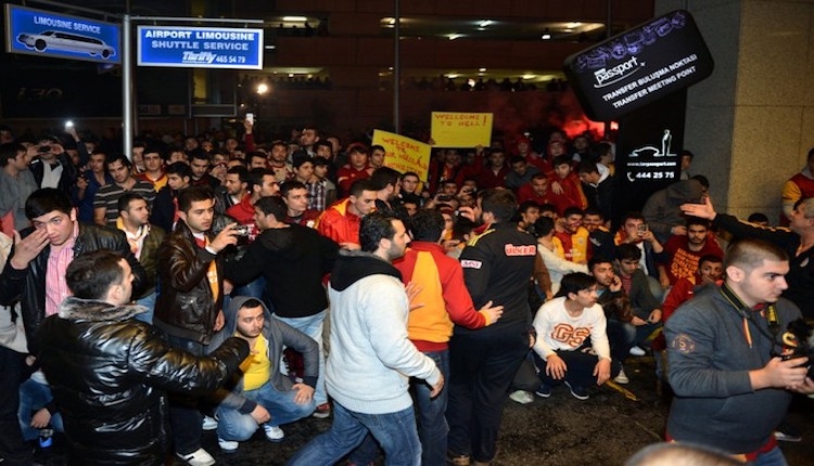 Galatasaray yönetimine havaalanında protesto