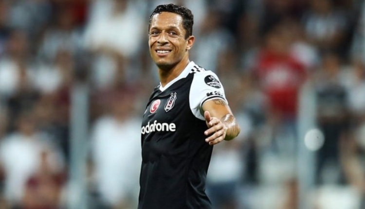 Beşiktaş'ta Adriano sakatlandı