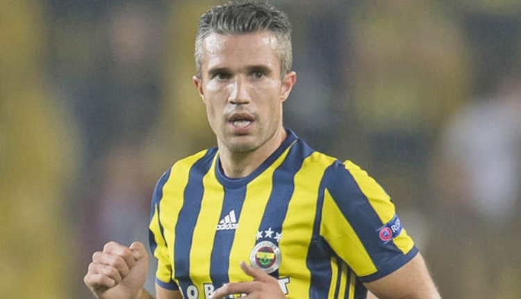 Fenerbahçe taraftarı Robin van Persie'yi ıslıkladı