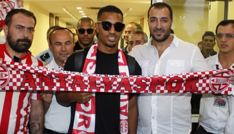 Antalyaspor'un transferi William Vainqueur için coşkulu karşılama