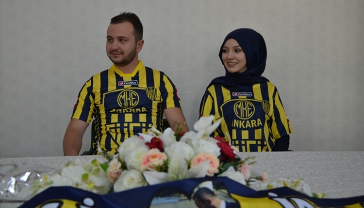 Ankaragücü formasıyla nikaha gelen gelin ve damat