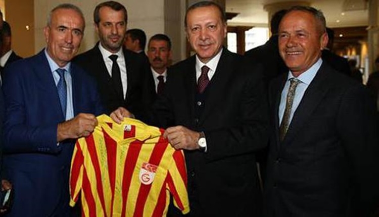 Cumhurbaşkanı Recep Tayyip Erdoğan, eski futbolcularla görüştü