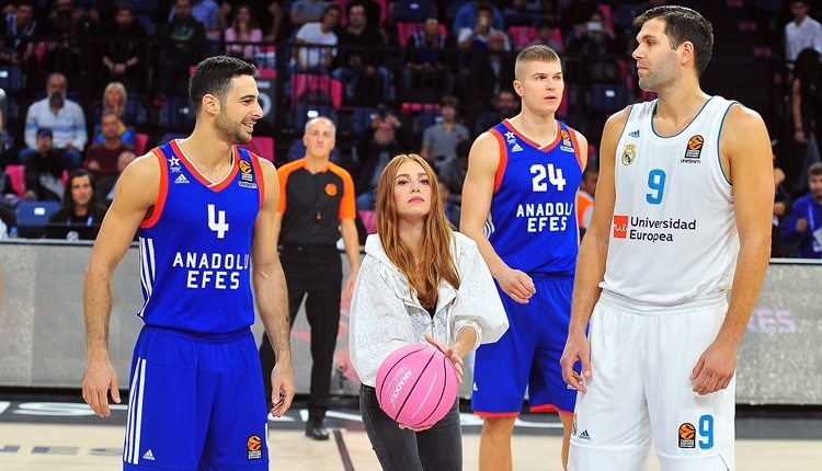 Elçin Sangu'dan Anadolu Efes maçında pembe top ile hava atışı