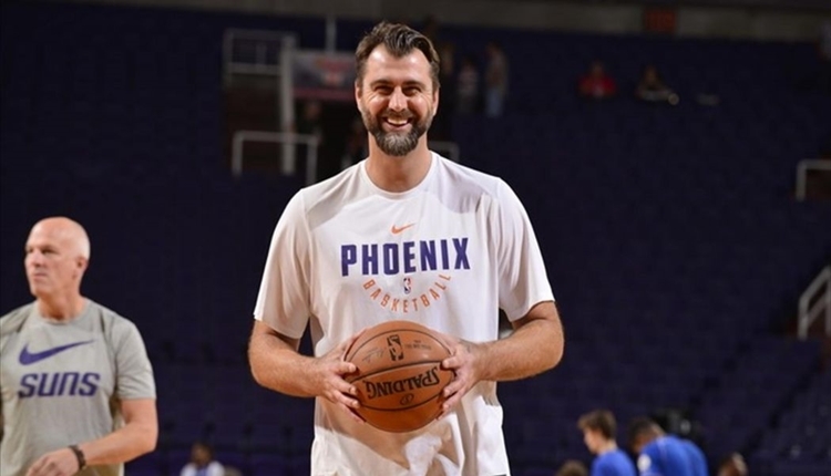 Phoenix Suns, Mehmet Okur'un görevine son verdi