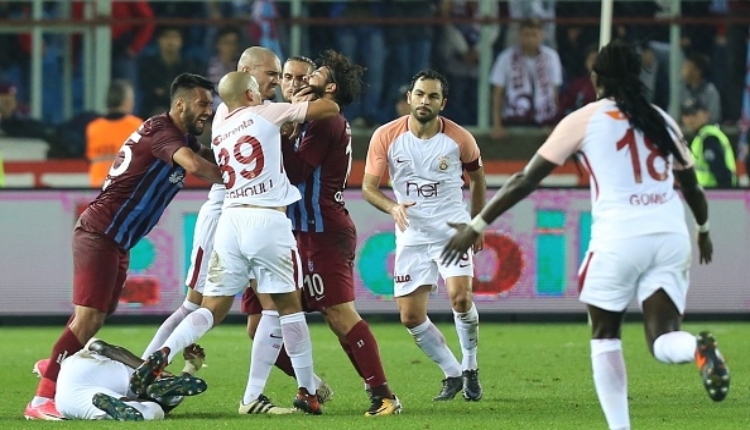 Sofiane Feghouli ve Olcay Şahan koridorda birbirine girdi