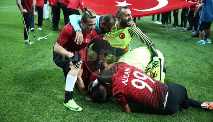Türkiye, İngiltere'yi futbol tarihinde ilk kez mağlup etti