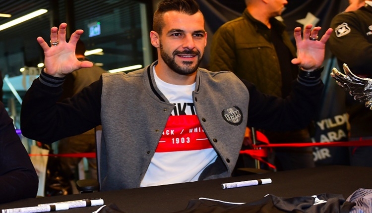 Beşiktaş'ta Alvaro Negredo, imza töreni düzenledi