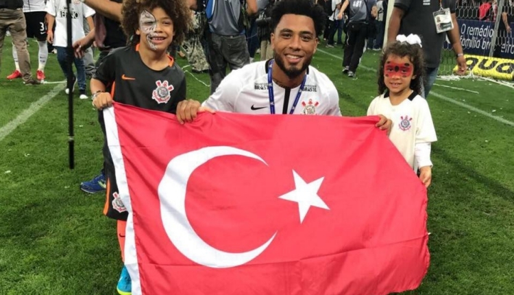 Colin Kazım'dan Türk bayrağı ile şampiyonluk kutlaması