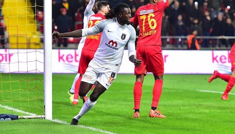 Kayserispor taraftarlarından Adebayor'a tepki: 