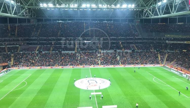 Galatasaray'dan Sabri Sarıoğlu'na plaket