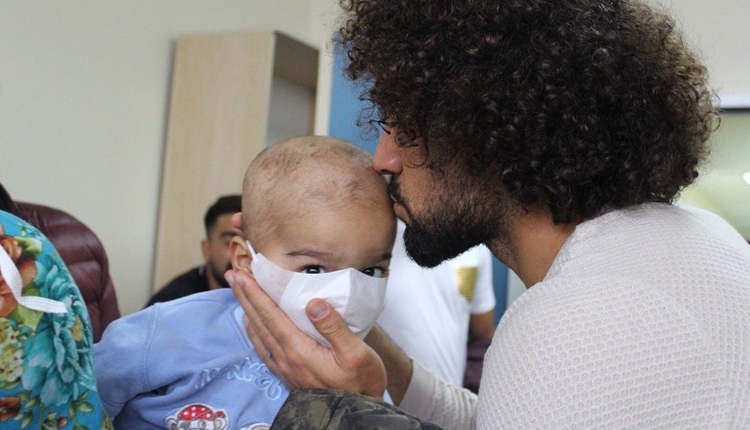 Yeni Malatyasporlu futbolcular lösemili çocukları ziyaret etti