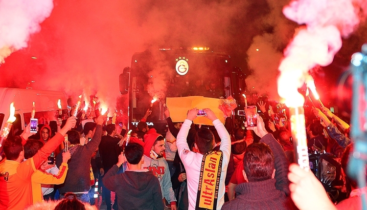 Antalyada Galatasaray'a sevgi seli! 'İmparator Fatih Terim'
