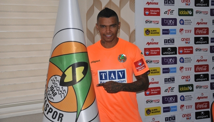 Alanyaspor'da Wanderson'a imza töreni düzenlendi