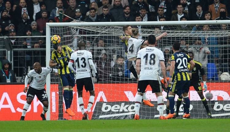 Beşiktaş - Fenerbahçe maçında nefes kesen pozisyon!