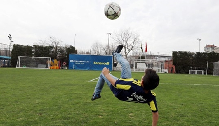 Fenerbahçe, rövaşata atmayı öğreten çocuğu ağırladı