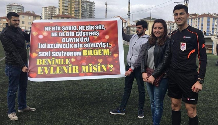 Futbol hakeminden sahada evlenme teklifi