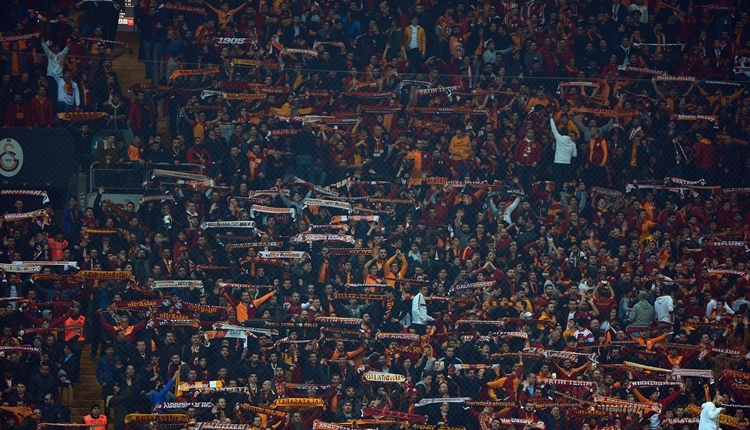 Galatasaray tribününde Fenerbahçe formalı taraftar