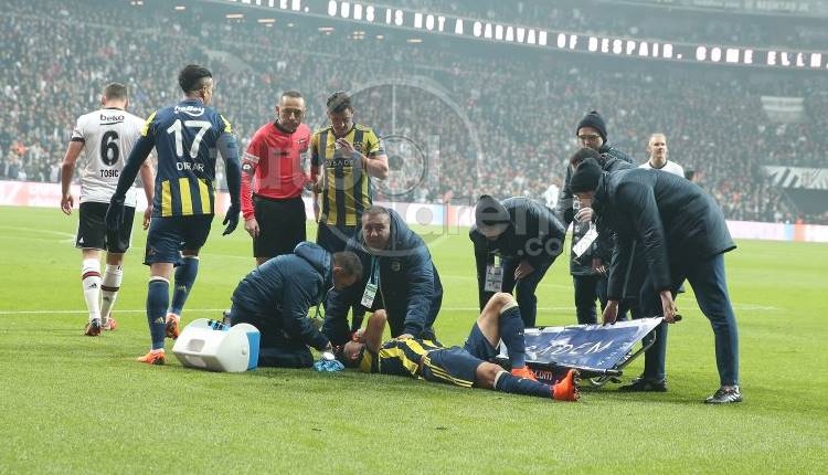 Mehmet Topal'ın alnı yarıldı! Tribünden atılan madde...